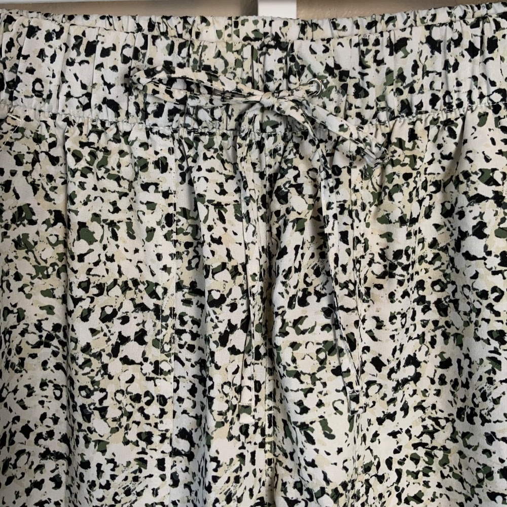 Old Navy High-Waisted StretchTech Utility Crop Pants - EUC - Picture 10 of 16